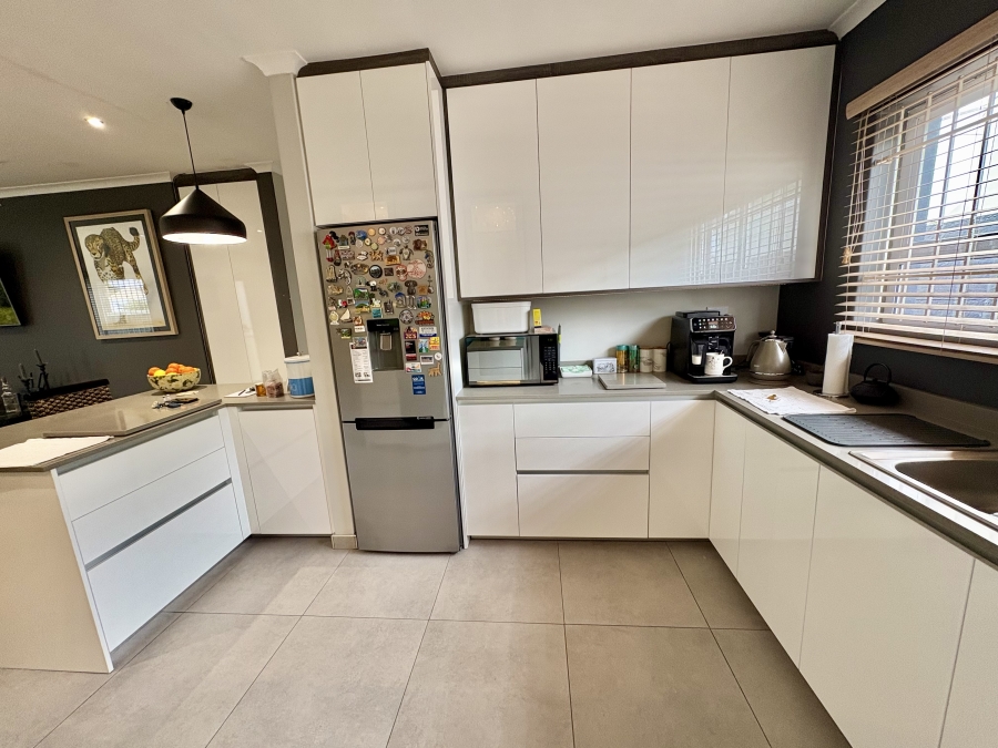 3 Bedroom Property for Sale in Sunningdale Western Cape
